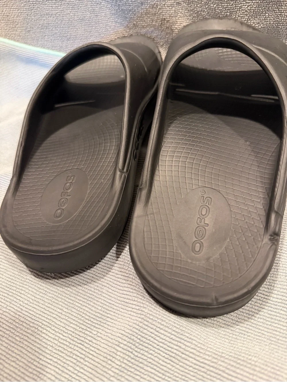 OOFOS Men's Black Slip-On Recovery Clogs